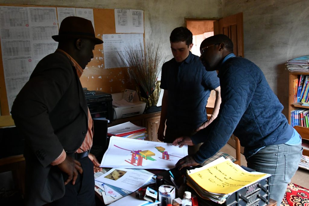 Treffen der beiden Schulleiter von berufsbildenden Schulen im Dorf Fokoué, Kamerun, um die Integration der Lehmsteinpresse in den Unterricht zu besprechen