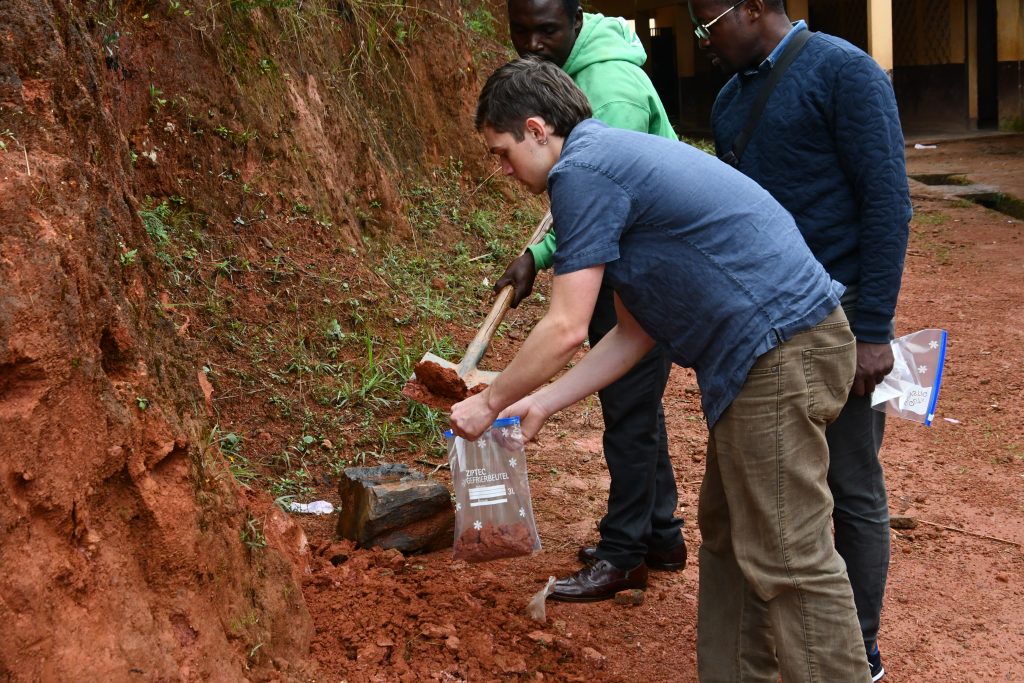 Bodenproben werden entnommen, um die Eigenschaften des lokal vorhandenen Materials für die Herstellung von Lehmsteinen in Kamerun zu analysieren