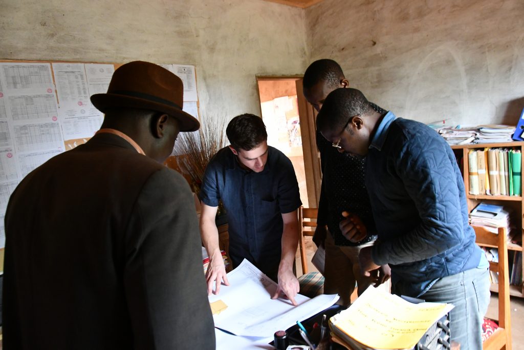 Treffen der beiden Schulleiter von berufsbildenden Schulen im Dorf Fokoué, Kamerun, um die Integration der Lehmsteinpresse in den Unterricht zu besprechen