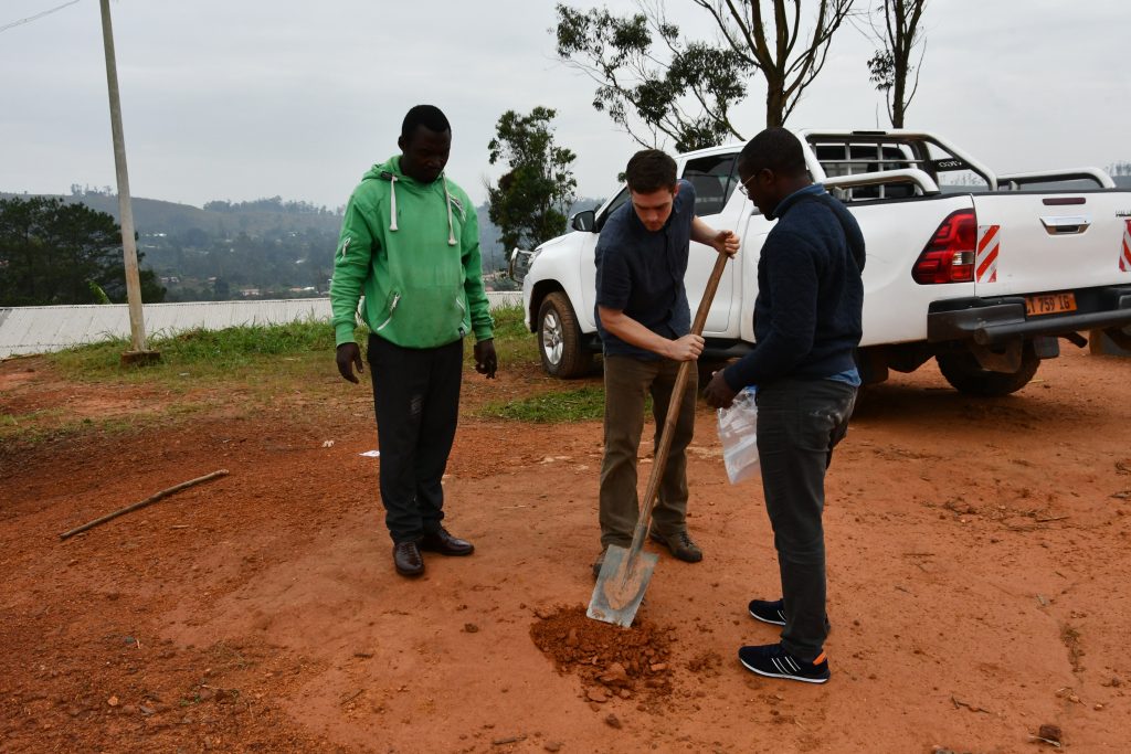 Bodenproben werden entnommen, um die Eigenschaften des lokal vorhandenen Materials für die Herstellung von Lehmsteinen in Kamerun zu analysieren