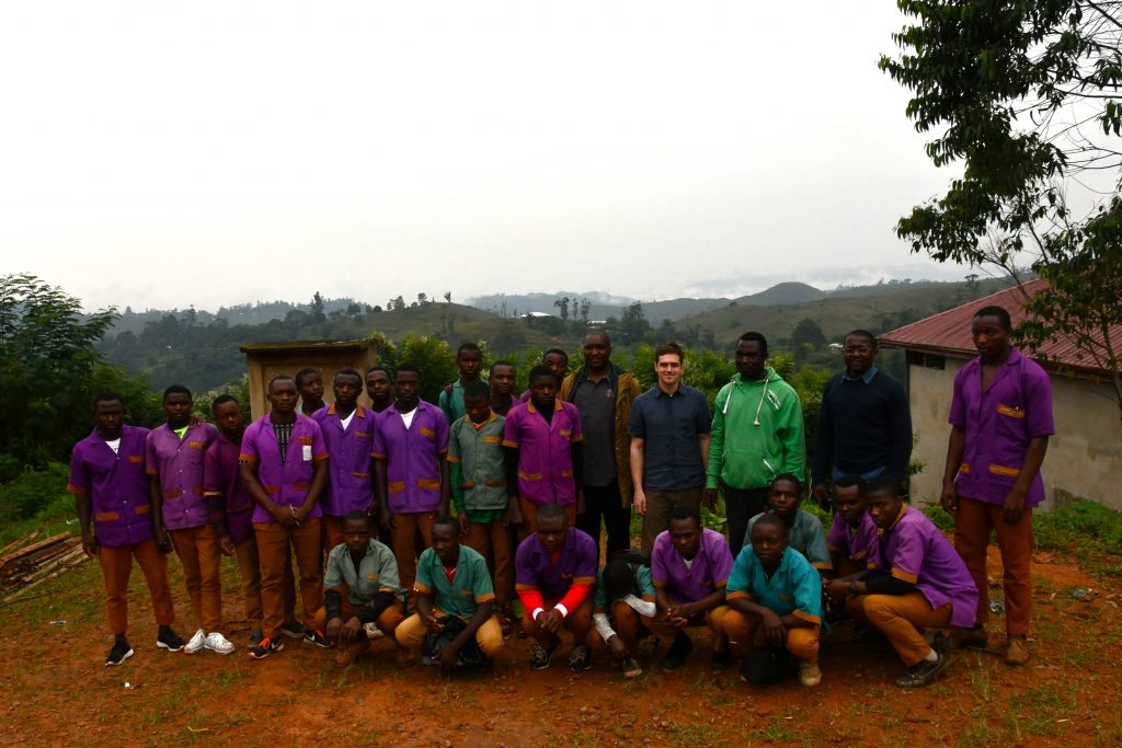 Gruppenfoto mit Schülerinnen und Schülern aus dem Dorf Fokoe in Kamerun, zusammen mit Jules Kemni und Leonard Caspers