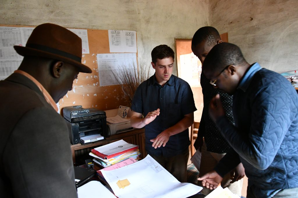 Treffen der beiden Schulleiter von berufsbildenden Schulen im Dorf Fokoué, Kamerun, um die Integration der Lehmsteinpresse in den Unterricht zu besprechen