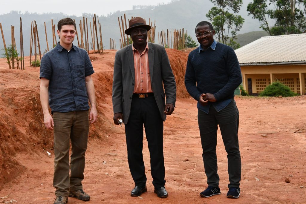 Gruppenfoto mit dem Schulleiter aus dem Dorf Fokoe in Kamerun, zusammen mit Jules Kemni und Leonard Caspers