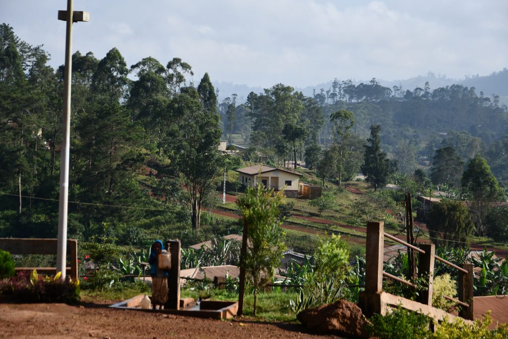 Landschaft des Dorfes Fokoué in Kamerun