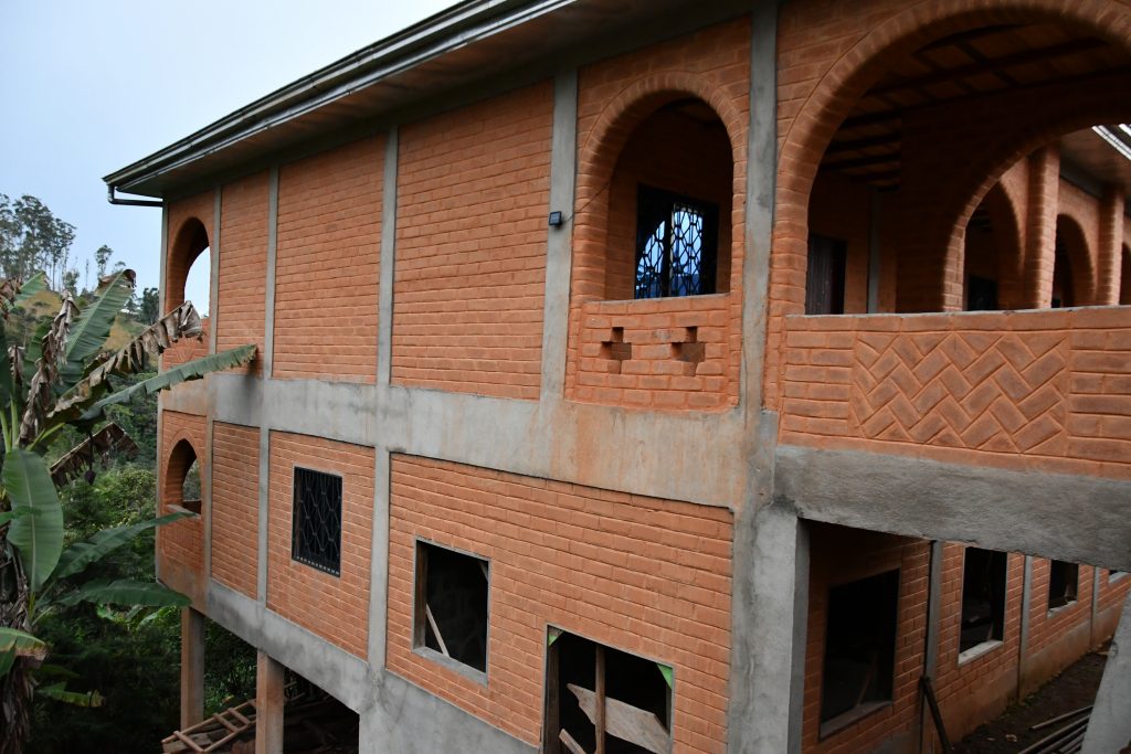 Traditionelles Lehmhaus im Dorf Fokoué, Kamerun