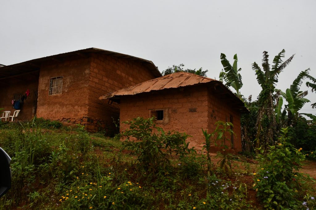 Traditionelles Lehmhaus im Dorf Fokoué, Kamerun
