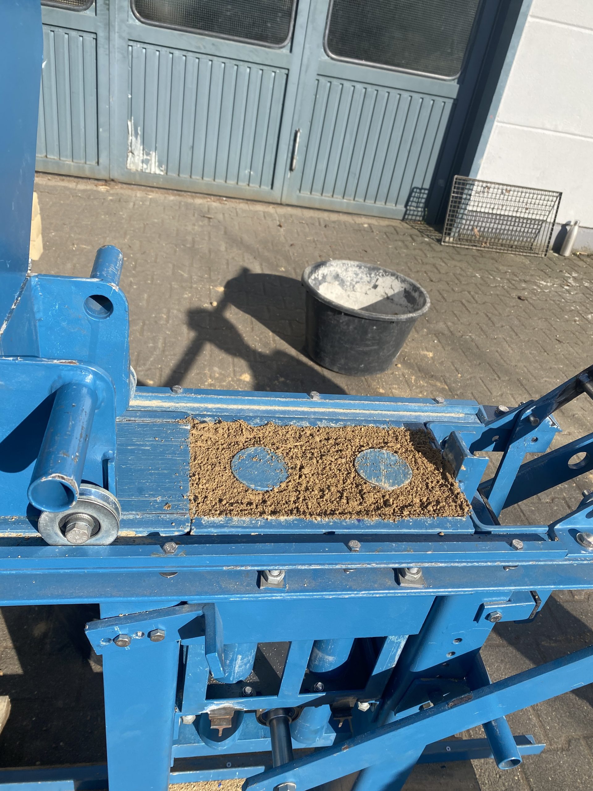 Testproduktion der Lehmsteine