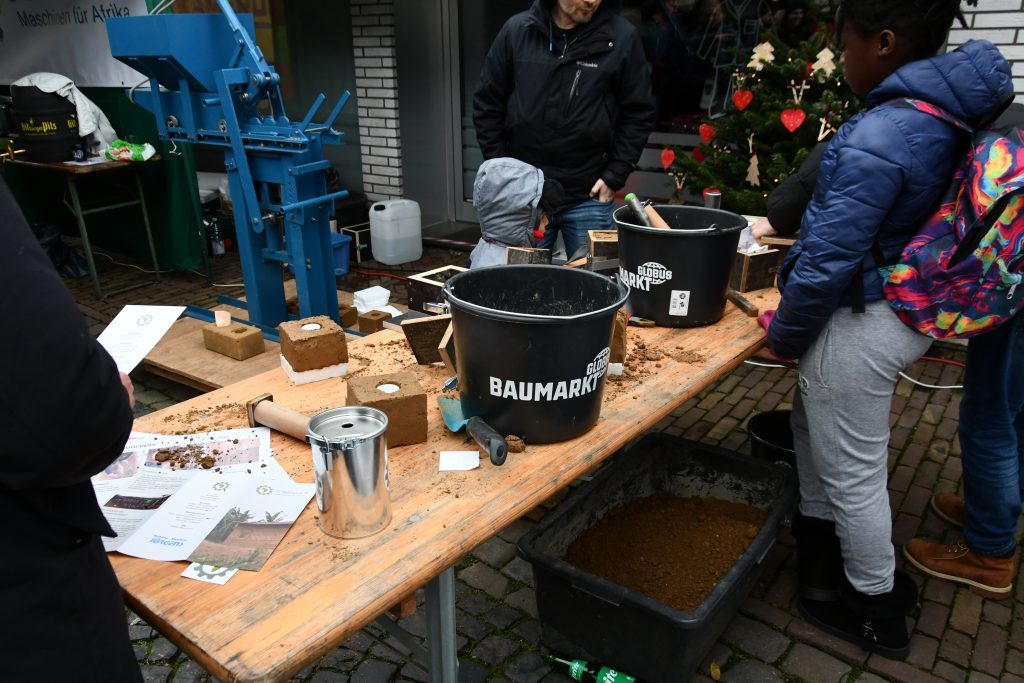 Bau von Teelichthaltern aus Lehm auf dem Nikolausmarkt