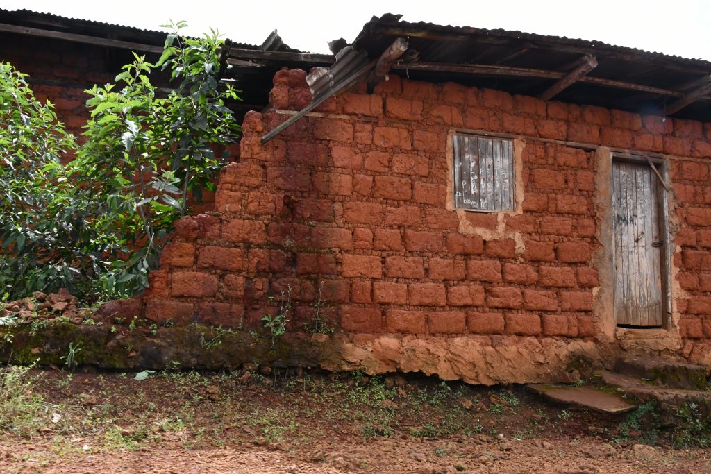 Traditionelles Lehmhaus im Dorf Fokoué, Kamerun